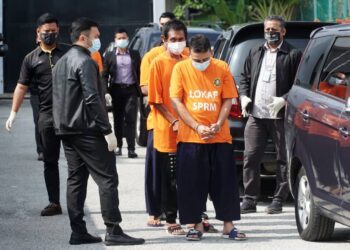 LIMA individu termasuk tiga penguat kuasa JPJ di Mahkamah Majistret Ipoh hari ini selepas direman kerana disyaki menerima suapan dari pengusaha dan pekerja syarikat pengangkutan. - UTUSAN/ZULFACHRI ZULKIFLI