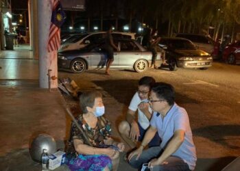 Warga emas yang diselamatkan dalam kebakarn  berdekatan bulatan Rim, Bandar Jasin malam tadi.