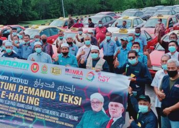 HANIF Ghazali (tengah) bergambar bersama pemandu teksi dan e-hailing dalam Program Sumbangan Yadim Peduli  di Jeti Semeling, Sungai Petani, Kedah, hari ini. - UTUSAN//NUR SYAZWANA MANSOR