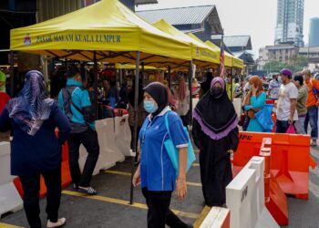 PEMATUHAN SOP iaitu pemakaian pelitup muka dan penjarakan fizikal di kawasan awam dapat mengekang penularan Covid-19 dan membolehkan pembukaan aktiviti ekonomi secara lebih meluas. – GAMBAR HIASAN