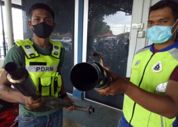 ANGGOTA polis menunjukkan ekzos motosikal yang diubah suai dalam Op Khas Ekzos Bising di Jalan Genuang, Bandar Segama, Johor.