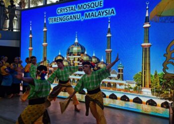 PERSEMBAHAN kebudayaan Terengganu ketika di Ekspo Dubai 2020, semalam.