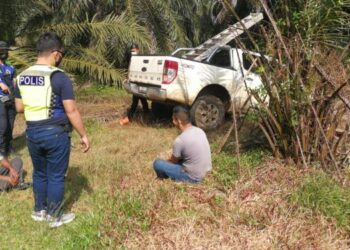 DUA lelaki termasuk warga Bangladesh ditahan selepas cuba meloloskan diri dalam sekatan jalan raya di Jalan Kampung Neram-Bukit Goh, di Kemaman petang semalam. - FOTO/NIK NUR IZZATUL HAZWANI NIK ADNAN