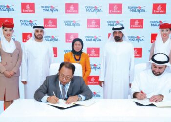 NANCY Shukri (tengah) dan Sheikh Ahmed Saeed Al Maktoum (dua kanan) menyaksikan majlis menandatangani memorandum kolaborasi antara Emirates dan Tourism Malaysia di Dubai.