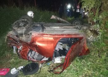 KENDERAAN Perodua MyVi yang dinaiki mangsa mengalami kerosakan teruk akibat terbabas di Jalan Gedung Empat, Tawau, semalam. - IHSAN PDRM