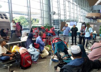 ZULKARNAIN Endut ketika berucap menyantuni kumpulan trip khas pemulihan operasi umrah di Terminal 1, KLIA, Sepang, Selangor. - UTUSAN/AMREE AHMAD
