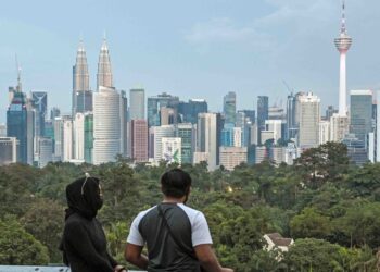 TIADA guna kita mempunyai banyak bangunan pencakar langit yang melambangkan kemajuan ekonomi jika tahap keilmuan warganet masih biasa-biasa sahaja. – AFP