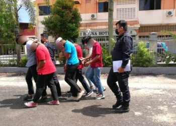 ENAM remaja bawah umur antara tujuh yang didakwa atas pertuduhan merogol murid tahun enam di Mahkamah Kanak-Kanak di Kemaman, Terengganu, hari ini.