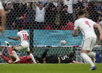 PENYERANG England, Raheem Sterling menjaringkan gol pembukaan semasa perlawanan bola sepak pusingan kalah mati menentang Jerman di Stadium Wembley, London kelmarin. - AFP