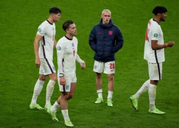 England gagal mengesahkan tempat ke saingan kalah mati selepas terikat seri tanpa jaringan dengan Scotland.