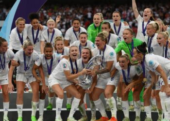 PEMAIN England meraikan kejayaan muncul juara Eropah Wanita selepas menumpaskan Jerman di Stadium Wembley, London hari ini. - AFP