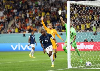 VALENCIA menjaringkan gol penyamaan Ecuador ketika menentang Belanda di Stadium Ahmad bin Ali sebentar tadi.