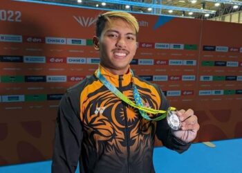 MUHAMMAD Erry Hidayat meraih pingat perak acara 73kg di Sukan Komanwel Birmingham.