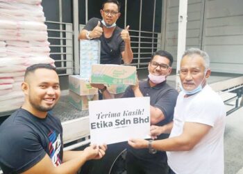 Kakitangan Etika menyampaikan sumbangan barangan makanan kepada sukarelawan yang terlibat membantu mangsa banjir di beberapa negeri, baru-baru ini.