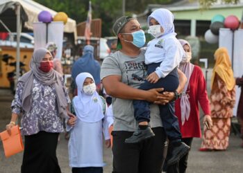 Kementerian Pendidikan harus mengkaji semula  bantuan Kumpulan Wang Amanah Pelajar Miskin (KWAPM) mengikut keperluan semasa demi memastikan tiada pelajar tercicir akibat kekangan kewangan ibu bapa. – GAMBAR HIASAN