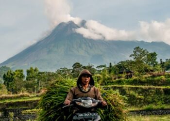 YOGYAKARTA bukan sahaja terkenal dengan keindahan Gunung Merapi tetapi juga kepelbagaian seni dan budaya penduduknya. – AFP