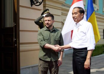 JOKO Widodo berjabat tangan dengan Presiden Ukraine, Volodymyr Zelensky ketika beliau berkunjung ke Kyiv pada Jun lalu. - AFP