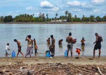 SEBAHAGIAN pelarian Rohingya membersihkan diri di tepi pantai selepas tiba di Aceh Timur, baru-baru ini. - AFP