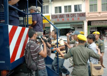 PIHAK berkuasa perlu lebih kerap menjalankan operasi bagi menangkap warga asing yang melanggar undang-undang. – GAMBAR HIASAN