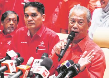 PEMIMPIN Parti Pribumi Bersatu Malaysia (Bersatu) terlalu menyokong perjanjian perdagangan bebas tanpa mengambil kira kesan buruk kepada rakyat. – GAMBAR HIASAN