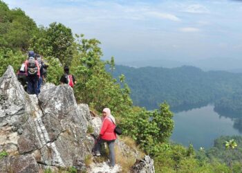 CERUN yang mempunyai kecondongan menegak dan curam lebih laju berlaku gerakan tanah berbanding cerun landai. – GAMBAR HIASAN