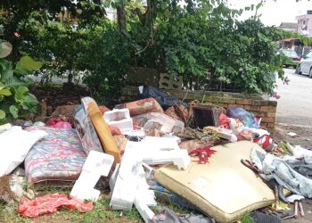 SAMPAH yang dibuang di salah satu lokasi oleh penduduk di Taman Universiti Indah, Seri Kembangan, Selangor. – IHSAN PEMBACA