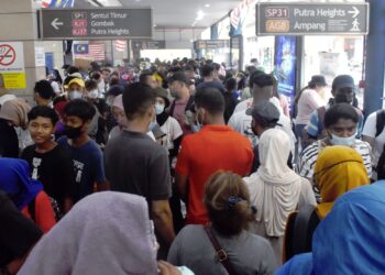 PENUMPANG berasak-asak di Stesen LRT Masjid Jamek untuk pulang setelah selesai menghadiri sambutan Hari Kebangsaan 2022 pada 31 Ogos lalu. – UTUSAN/WAN REDZA