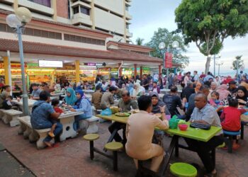 PARA pengunjung begitu ramai di Medan Selera Padang Kota Lama, Pulau Pinang, baru-baru ini. – IHSAN PEMBACA