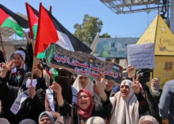 PENDUDUK Palestin mengadakan demonstrasi membantah kekejaman pasukan tentera rejim Israel di bandar Gaza pada 15 April lalu. – AFP