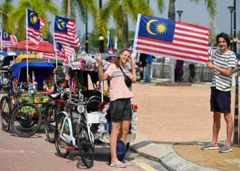 LAYANLAH pelancong asing di negara ini dengan mesra dan bersopan santun. – UTUSAN/PUQTRA HAIRRY