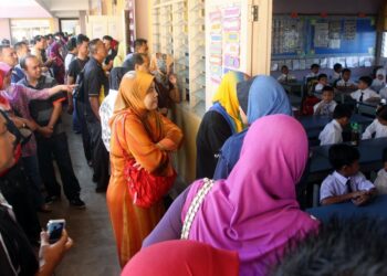 JALINAN kerjasama antara pihak sekolah dan ibu bapa perlu diperkemaskan bagi memastikan segala isu dapat ditangani dengan tenang. – GAMBAR HIASAN