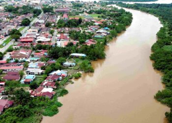 KERAJAAN negeri perlu memindahkan penduduk yang tinggal berhampiran sungai ke penempatan baharu yang bebas banjir. – GAMBAR HIASAN/ZULFACHRI ZULKIFLI