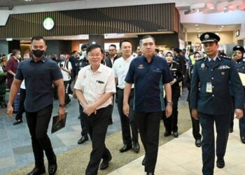 ANTHONY Loke dan Chow Kon Yeow ketika meninjau operasi LTAPP di Bayan Lepas, Pulau Pinang hari ini.