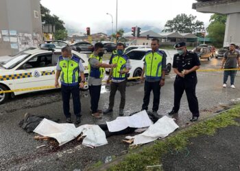 Polis memeriksa mayat tiga mangsa yang mati di MRR2 berhampiran Kepong hari ini.