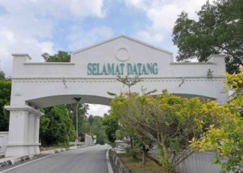 PINTU gerbang yang membahayakan keselamatan pengguna jalan raya di Shah Alam, Selangor. – IHSAN PEMBACA