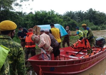 PASUKAN penyelamat membantu mengangkat jenazah wanita warga emas yang dibawa ke tanah perkuburan dengan menggunakan bot akibat banjir di Kampung Sri Bayas, Setiu, hari ini.