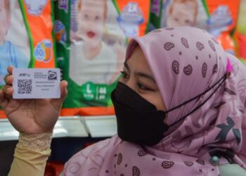 PENGGUNAAN kad  JKMPay kini dilaksana secara rintis membabitkan 2,000 penerima bantuan.
– UTUSAN/PUQTRA HAIRRY