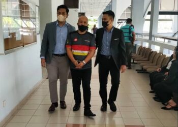 NORHISHAM Saharuddin (tengah) dibawa ke Mahkamah Sesyen Seremban bagi didakwa atas pertuduhan menerima rasuah daripada peniaga vape sekitar Rembau.