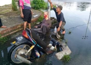 GAMBAR warga emas yang berdarah kerana terjatuh motosikal  melanggar lubang kumbahan.