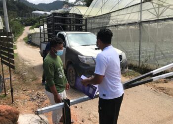 MASYARAKAT Orang Asli di Kampung Sendrop, Tanah Tinggi Lojing di Gua Musang, Kelantan mengawal ketat jalan masuk ke kampung mereka bagi mengelak penularan covid-19. - UTUSAN/AIMUNI TUAN LAH