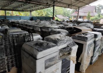 SEBAHAGIAN daripada mesin fotostat yang rosak akibat ditenggelami air  banjir di kedai percetakan milik Kohafas di Jerteh,  Besut  pada Disember lalu.