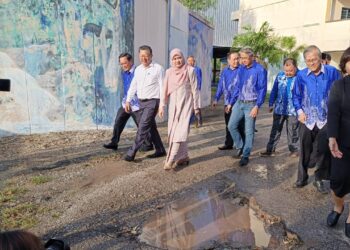 FADHLINA Sidek diiringi Pengetua SMJK Keat Hwa, Lee Kuen Chin melawat sekolah tersebut di Jalan Kuala Kedah, Alor Setar, Kedah.