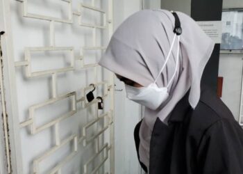 SITI Fairuz mewakili Sinergi Perdana Sdn Bhd sebagai orang kena saman (OKS) hadir di Kompleks Mahkamah Klang di Klang, Selangor hari ini.