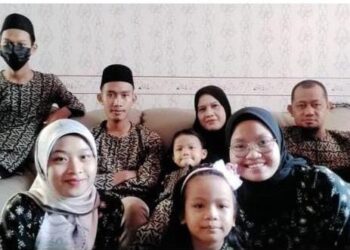 KU SHAFRI  Ku Saidin (dua dari kanan) dan Zuzana Abdul Wahab (empat dari kanan) bersama tujuh anak mereka yang kesemuanya pernah positif Covid-19.