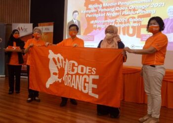 CHOW KON YEOW (tiga dari kiri) ketika melancarkan kempen Penang Goes Orange 2021 bagi mencegah keganansan terhadap wanita di Komtar, Georgetown, Pulau Pinang, hari ini.