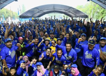 FATHUL Bari Mat Jahya (tengah) bergambar bersama anak muda pada Program Konvoi For Kangar & Himpunan Anak Muda Kangar di Dataran Dato’ Sheikh Ahmad, Kangar, Perlis, hari ini. - UTUSAN/IZLIZAN OTHMAN