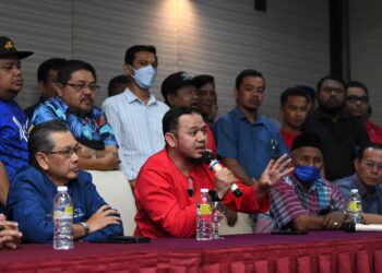 FATHUL Bari Mat Jahya dalam sidang akhbar di salah sebuah hotel di Kangar, Perlis malam tadi.- UTUSAN/IZLIZAN OTHMAN