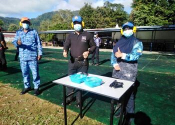 FATIMAH Mohamed Ali (kanan) dalam program menembak bersama media di Lapang Sasar Genting Kabu, Batu Pahat, Kangar, Perlis hari ini.- UTUSAN/NAZLINA NADZARI