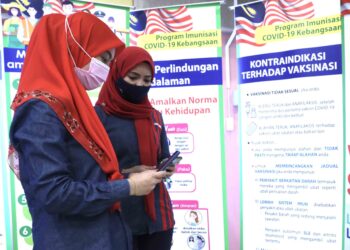 RAMAI penduduk Malaysia tidak dapat berpisah daripada telefon bimbit. – GAMBAR HIASAN