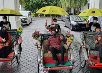 ZAHIDI ZAINUL ABIDIN (tengah) menaiki beca ketika menyertai menyertai Festival Peranakan Penang dan meninjau pameran Jawi Peranakan Pulau Pinang dan pameran Vintaj dan Batik Peranakan di Georgetown hari ini.